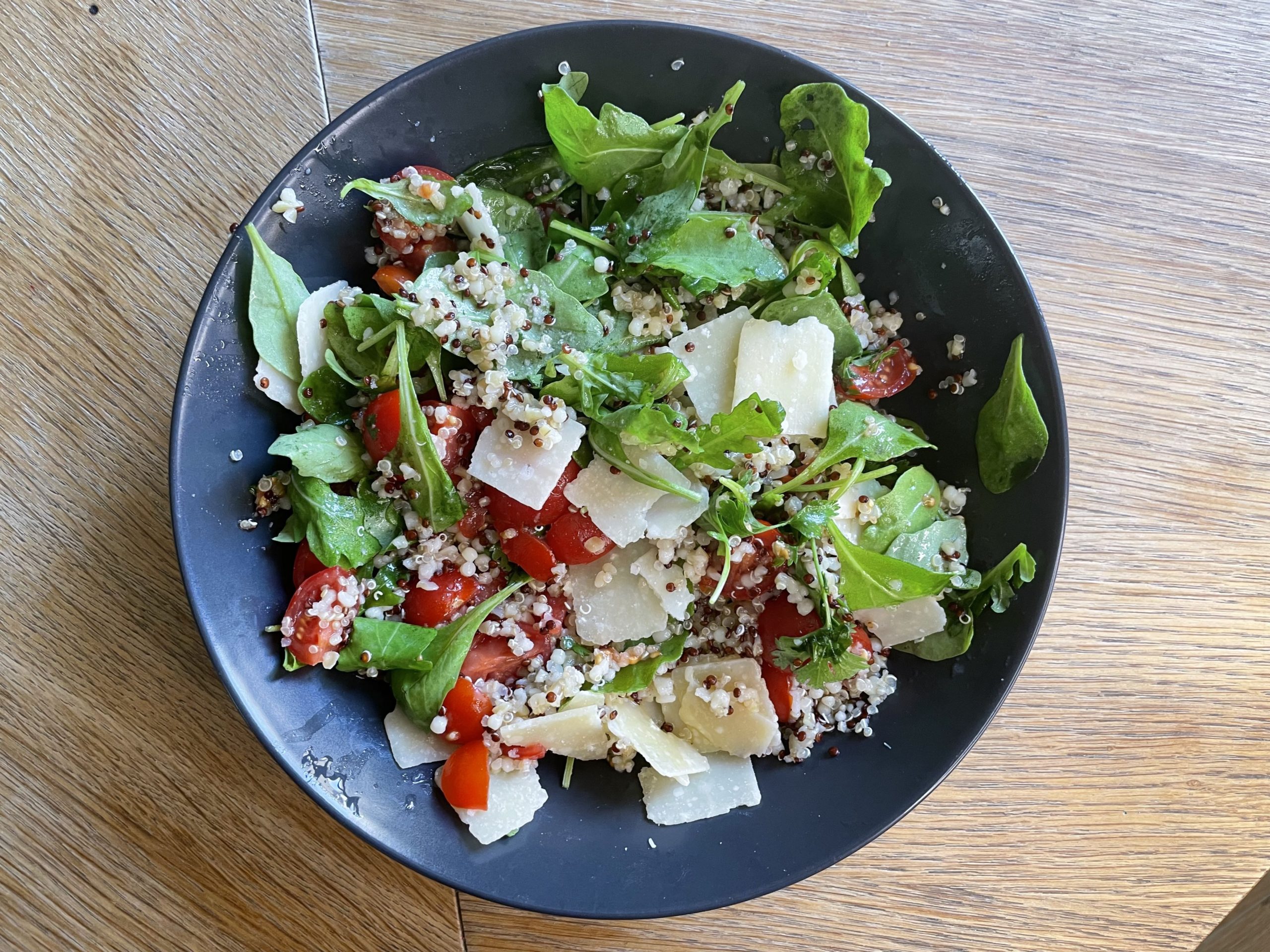 alt="salade de quinoa parmesan kiwi jaune tomates cerise citron vert"