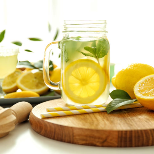 citron et citron pressé dans une cuisine
